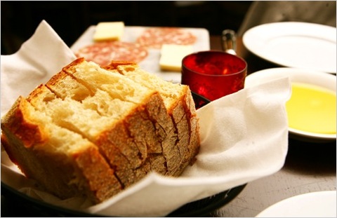 How to Eat Bread in Italian Restaurant Properly? Best Tips For Tourists